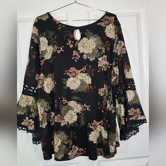 Stem & Vine Bell Sleeve Blouse Floral Black and Cream 3x - Picture 2 of 5